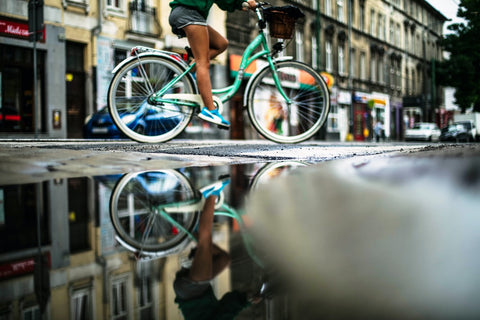 Quelqu'un fait du vélo sous la pluie