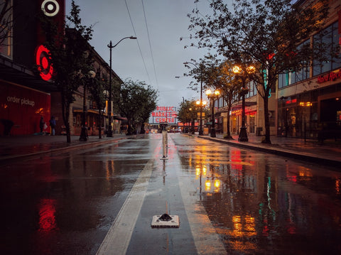 Eine nasse, leere Straße