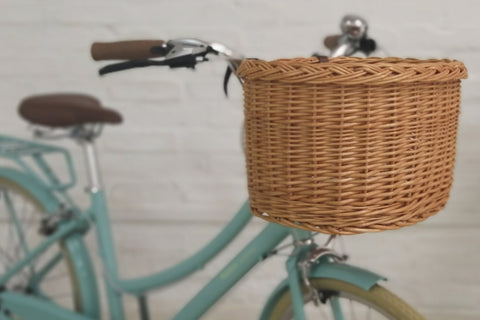 Panier à vélo sur un vélo bleu clair