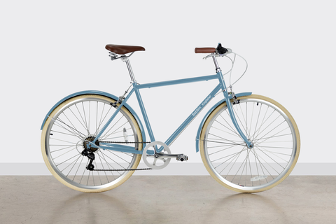Kingfisher-Fahrrad mit weißen Reifen in Hellblau, Seitenansicht.