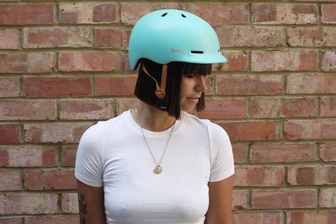 Femme portant un casque bleu clair pastel