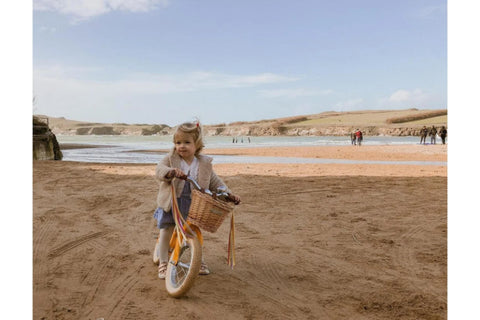 Enfant Sur L'équilibre Du Vélo Avec Un Équipement De Protection Banque  D'Images et Photos Libres De Droits. Image 64176629