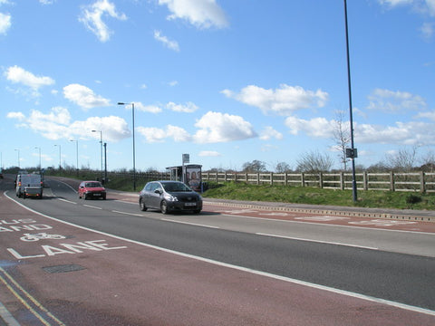 Piste cyclable et bus sur la route de Londres