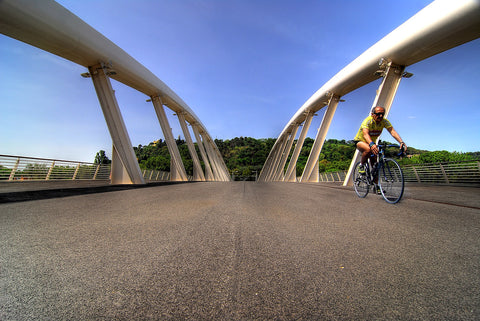 Ein Radfahrer überquert die Brücke