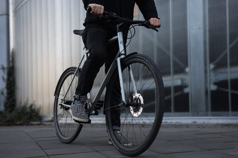 Vélo pour travailler toute la tenue noire