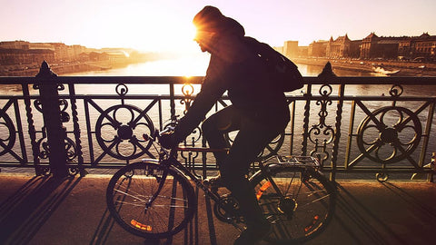 Un homme faisant du vélo le matin