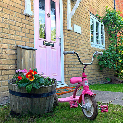 pot de fleur et tricycle rose