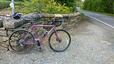 Un vélo garé au bord de la route