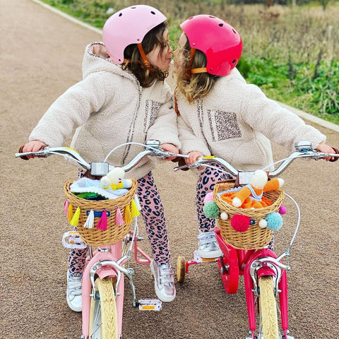 filles avec des vélos, des casques et des décorations assortis