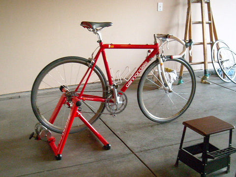 Rotes Fahrrad in einem Fahrradständer gesichert
