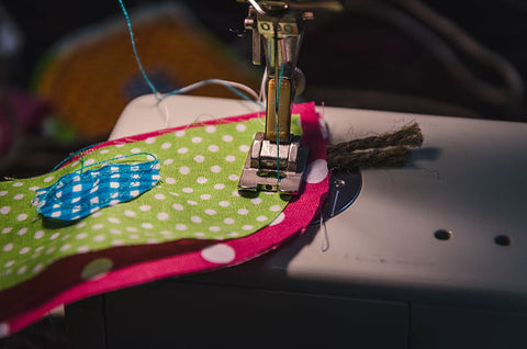 Sewing machine, fabric, and cloth