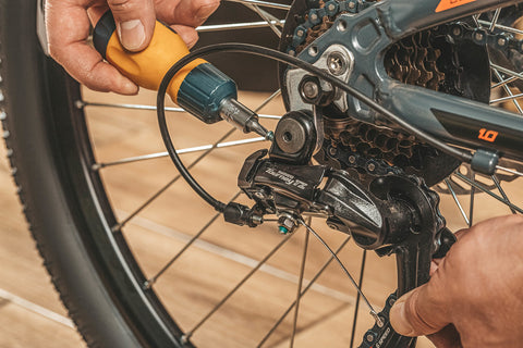 Fahrradreparatur mit Schraubenzieher, Nahaufnahme