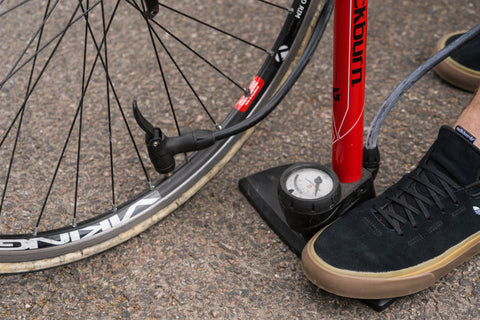 Augmenter la pression des pneus à vélo