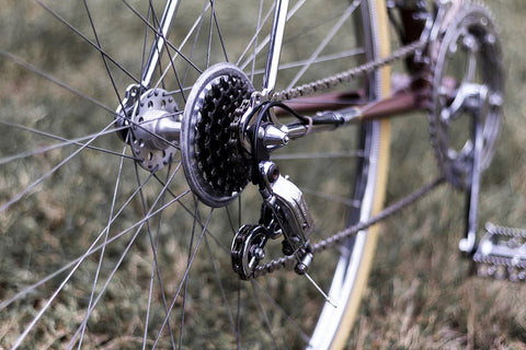 Partie arrière d'un vélo montrant les pièces de la chaîne