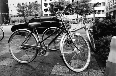 Ein Schwarz-Weiß-Foto eines Stadtfahrrads