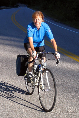 Une femme à vélo le long de la Cabot Trail