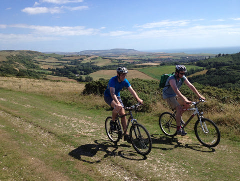 Zwei Radfahrer radeln auf der Isle of Wight