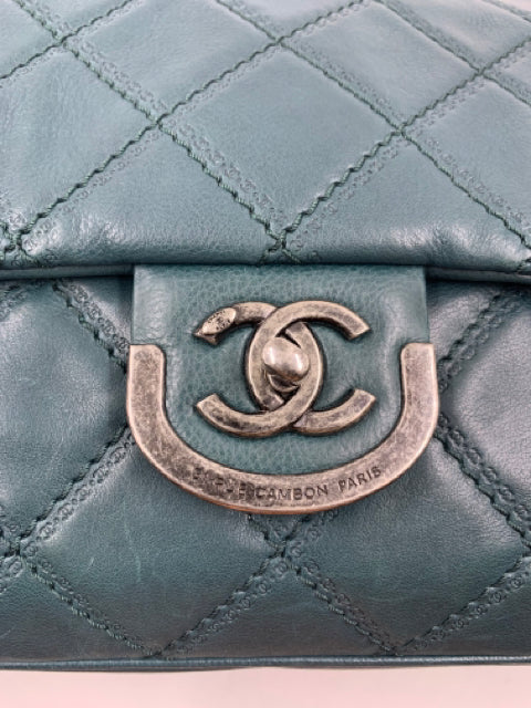 Chanel Green Calfskin Paris-Edinburgh Coco Sporran Jumbo Flap Handbag –  Shop Luxe Society