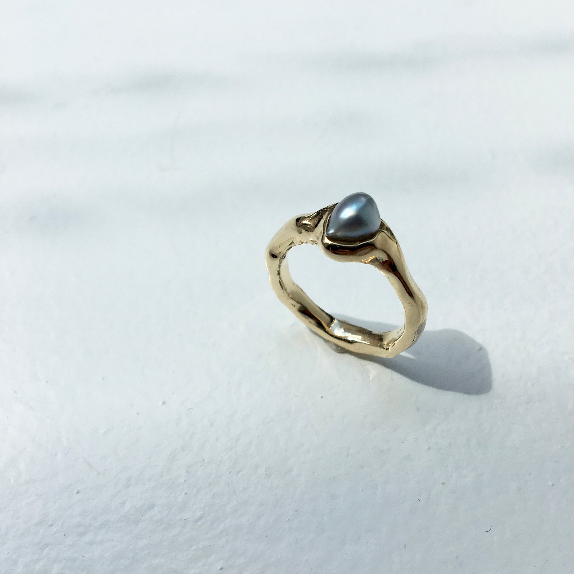 sculptured ring 14k gold with keshi pearl