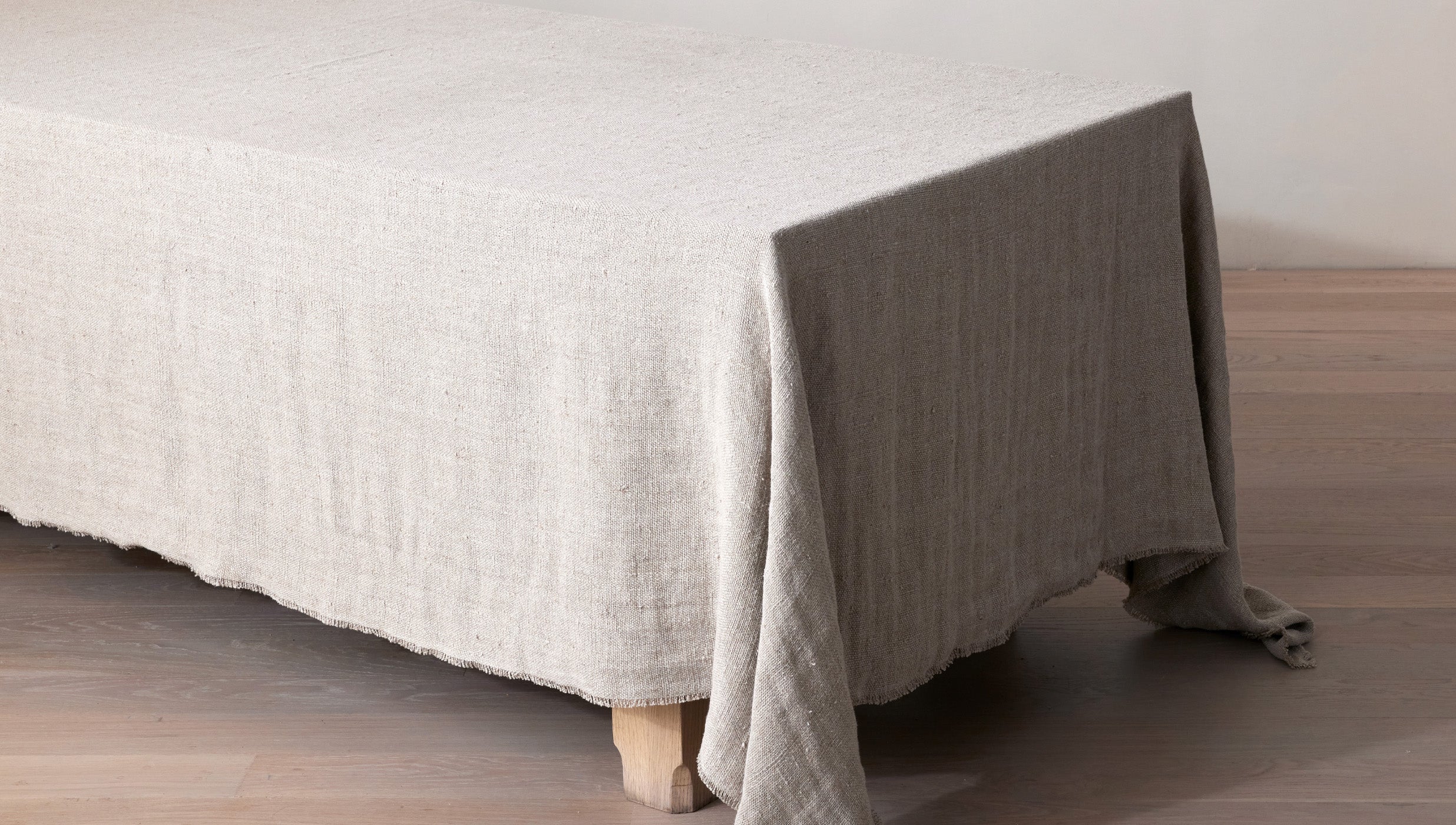 https://cdn.shopify.com/s/files/1/1800/7315/products/DWTableCloth_03.jpg?v=1675205869