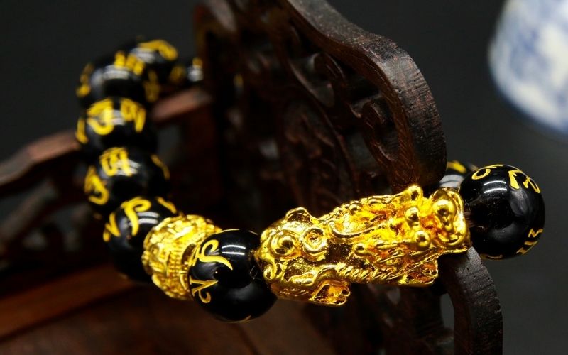 10 Best Feng Shui Bracelets to Wear This 2022