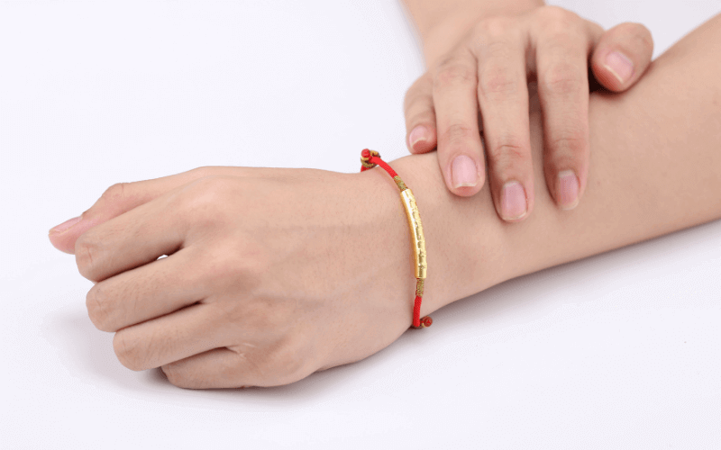 how to wear the red string bracelet