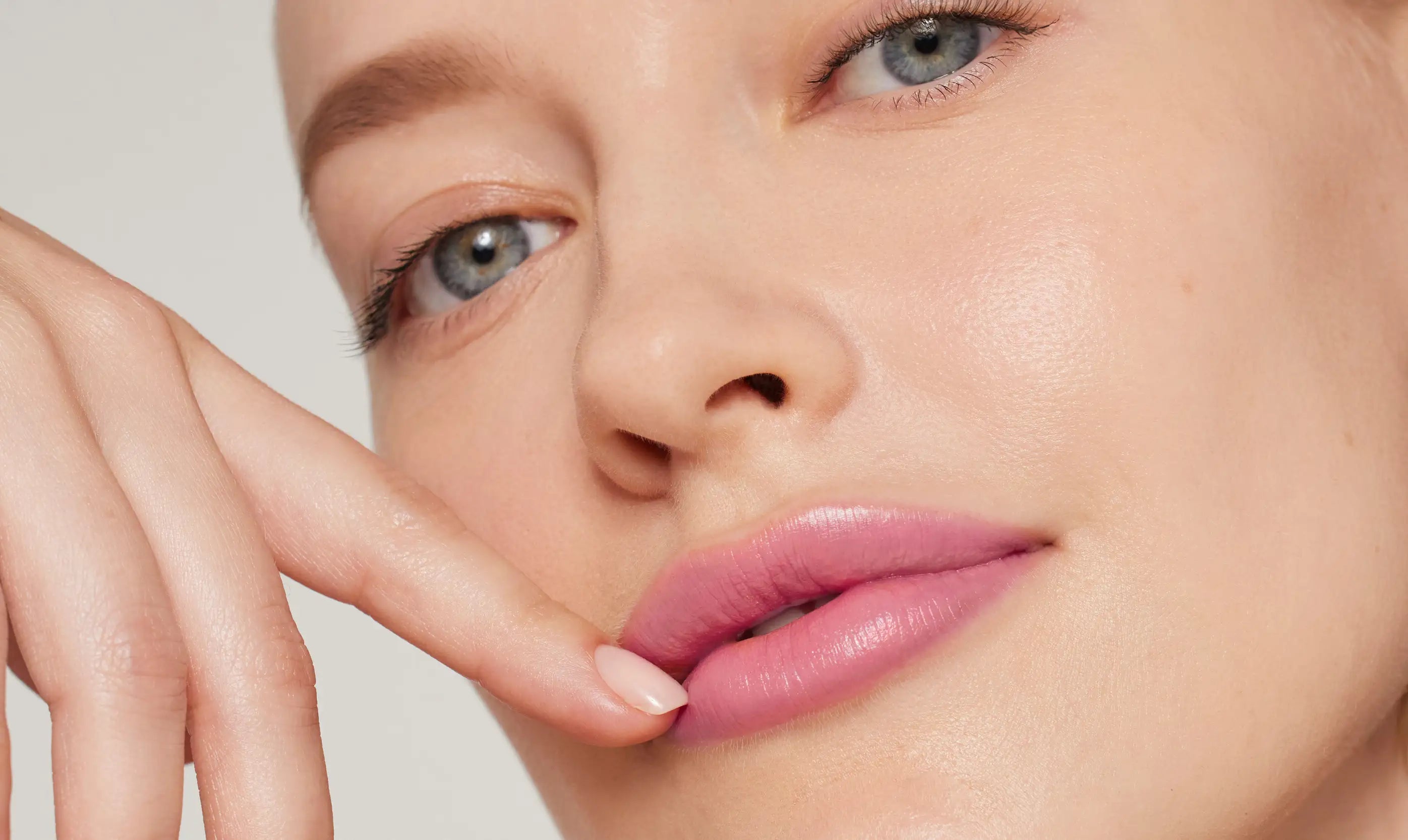 jane iredale clean beauty model wearing pink lipstick