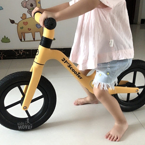 bé gái đi xe thăng bằng 21st scooter màu vàng