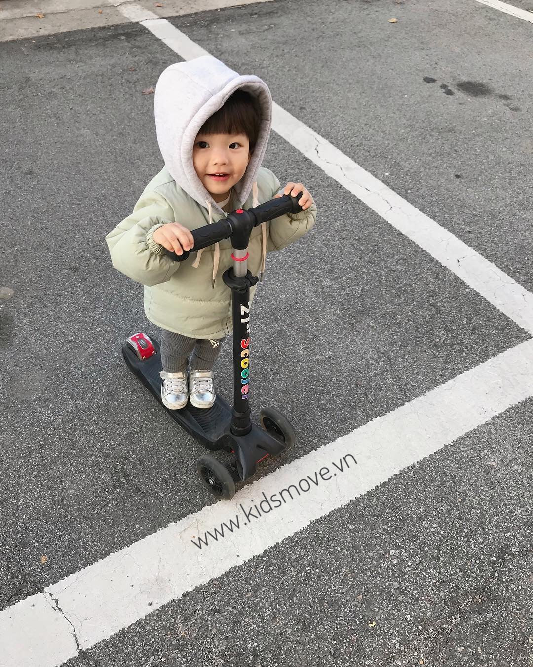 xe trượt scooter 3 bánh 21st CANDY và bé trai