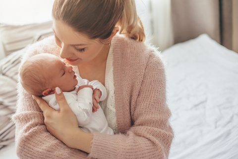 Formula feeding bonding with baby