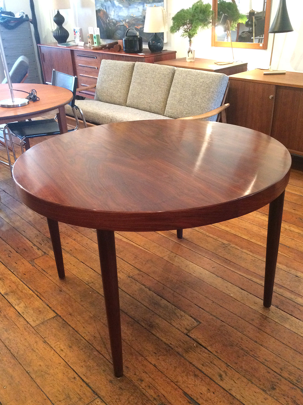 round-rosewood-table