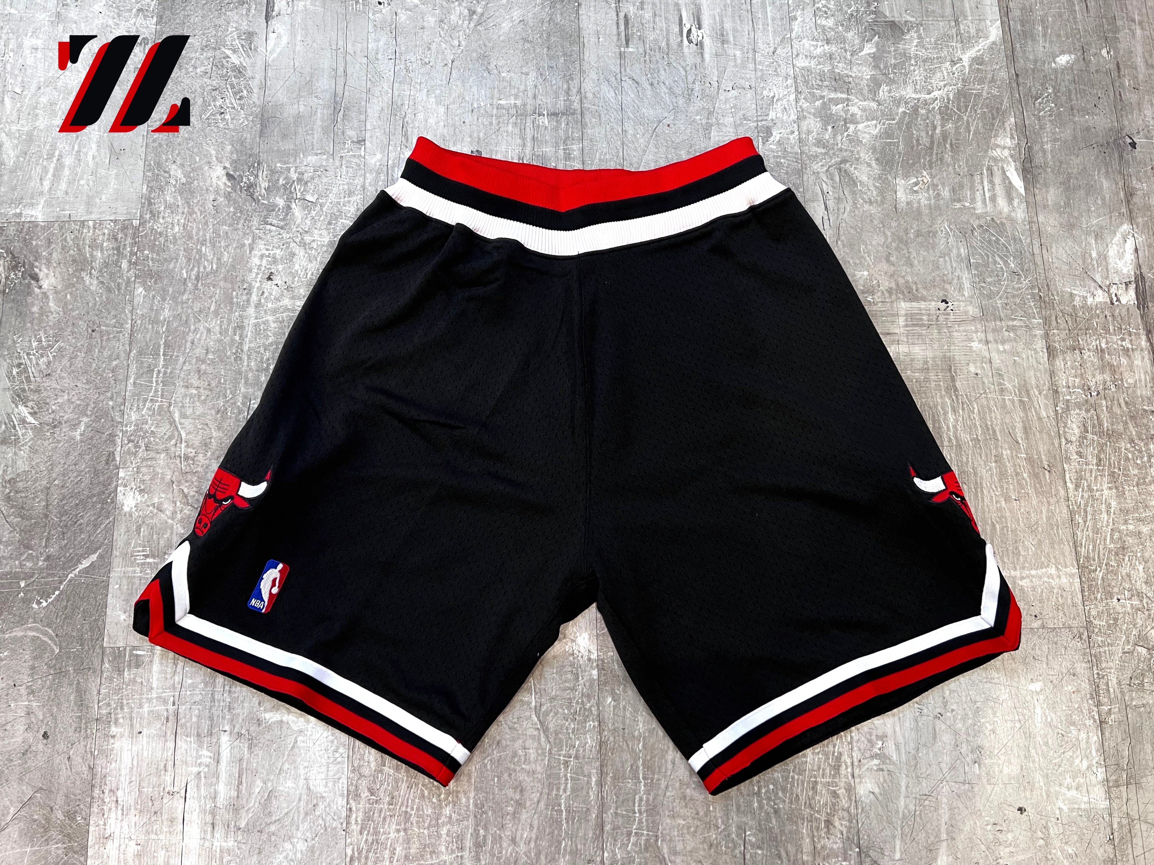 Men's Mitchell & Ness Chicago Bulls Alternate '97-'98 Shorts