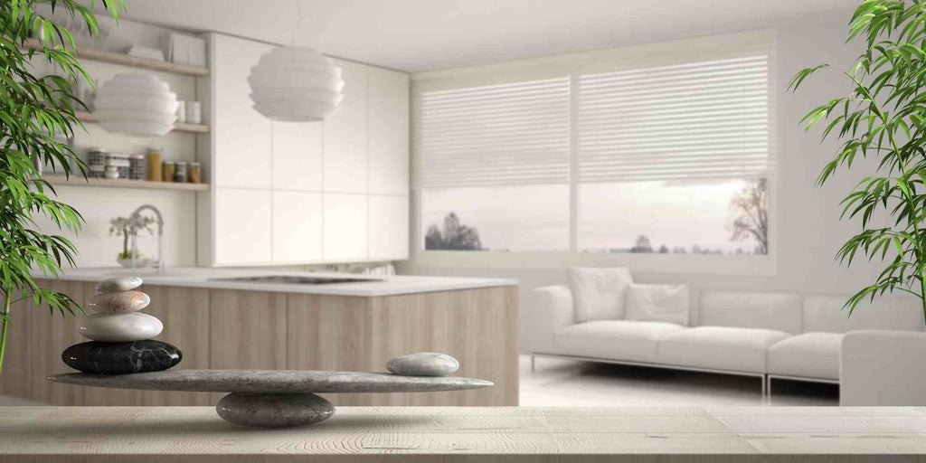 Image presenting an energy balance symbolism and a modern living room in the backdrop.