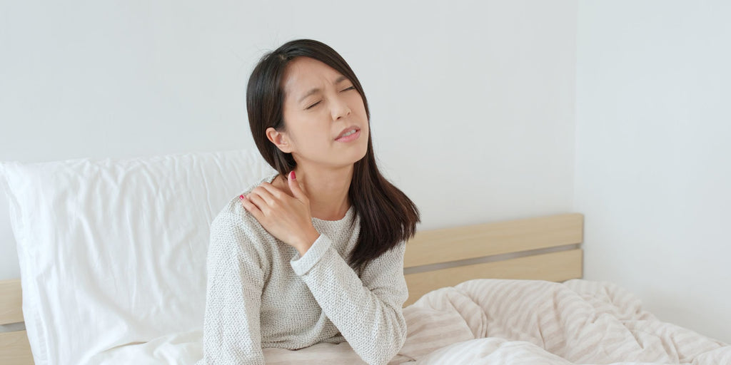 person with shoulder pain during sleep