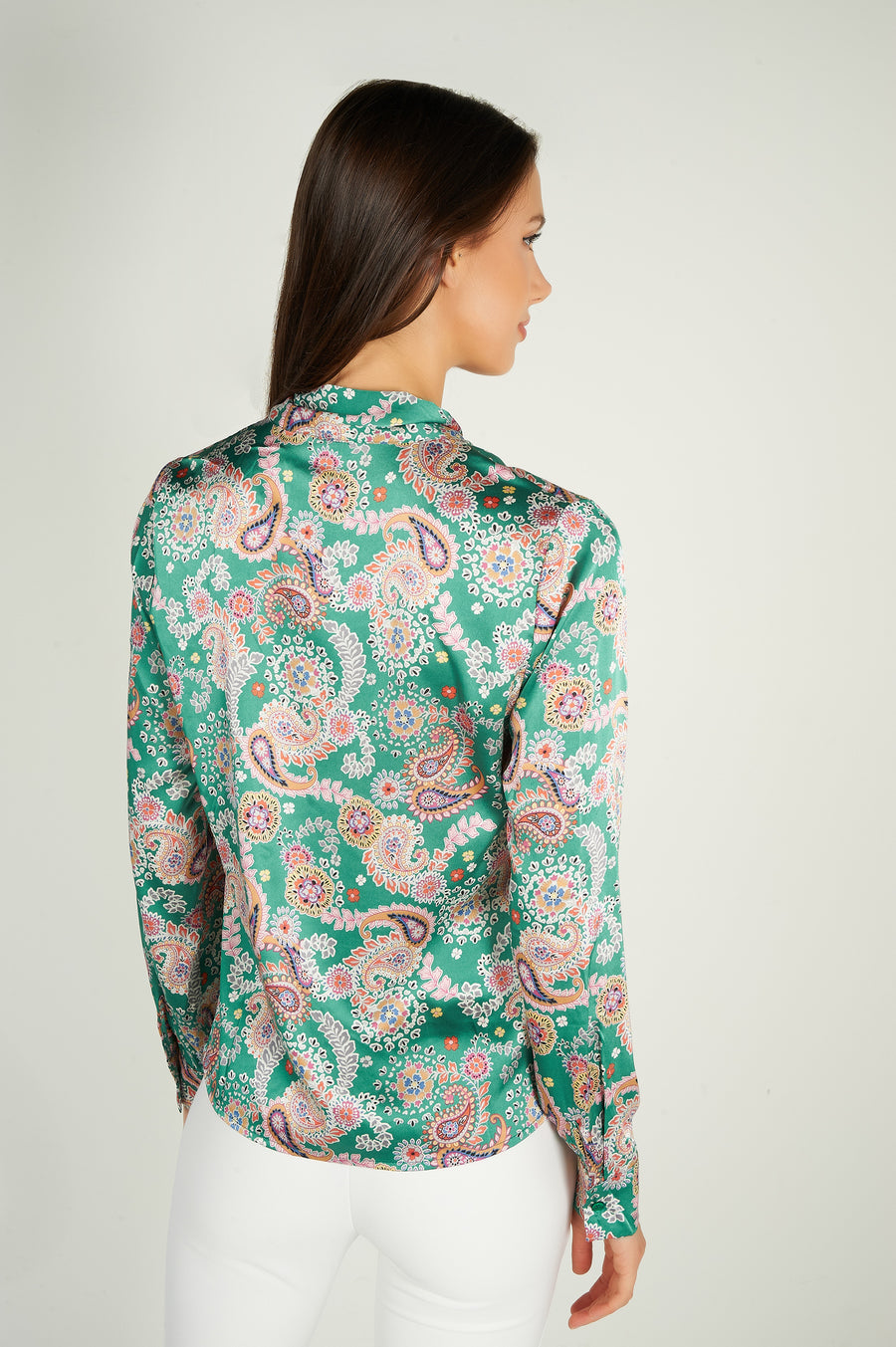 magasinez la blouse verte en satin de chez colori - Shop the satin green blouse from colori