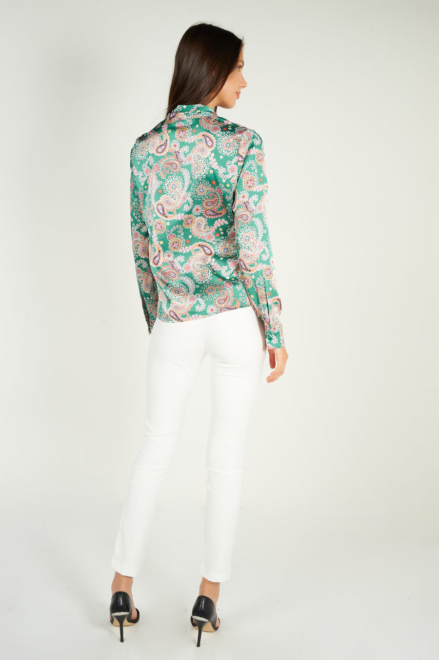 magasinez la blouse verte en satin de chez colori - Shop the satin green blouse from colori