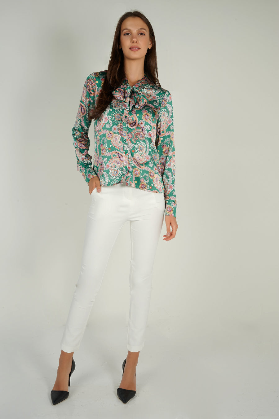 magasinez la blouse verte en satin de chez colori - Shop the satin green blouse from colori