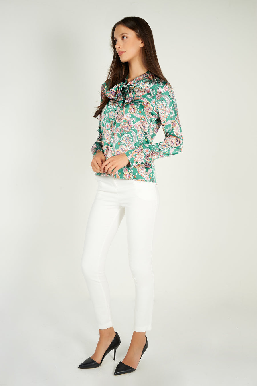 magasinez la blouse verte en satin de chez colori - Shop the satin green blouse from colori