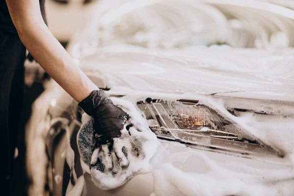 Auto-wassen-met-afwasmiddel