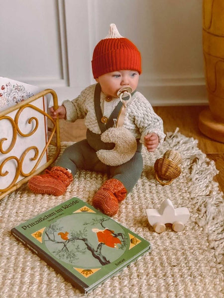 Silly Silas baby tights with braces in olive green and Bayiri organic baby knits hat and baby booties in red