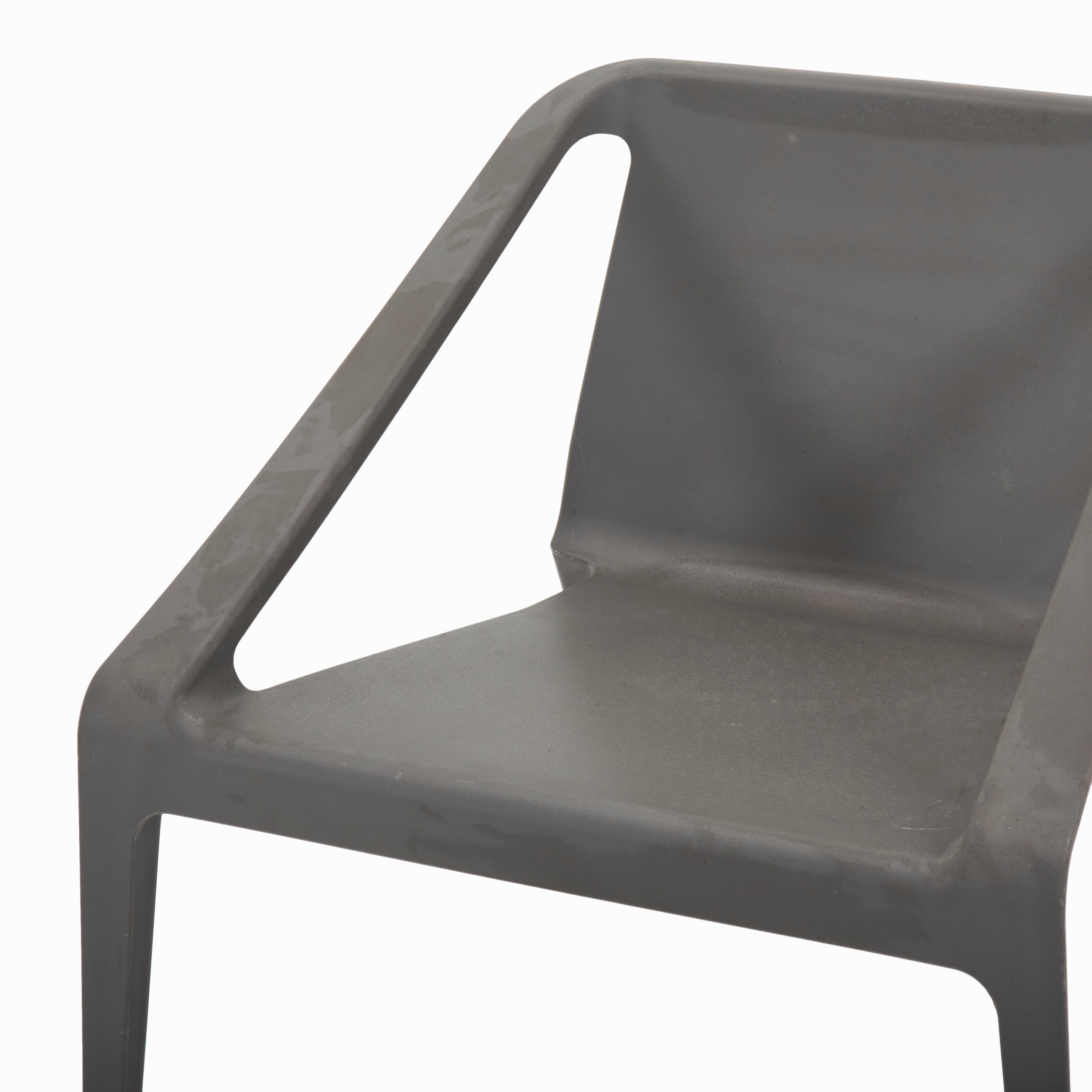 Meestal Inleg Refrein Grey Mod Plastic Outdoor Chair - Gil & Roy Props