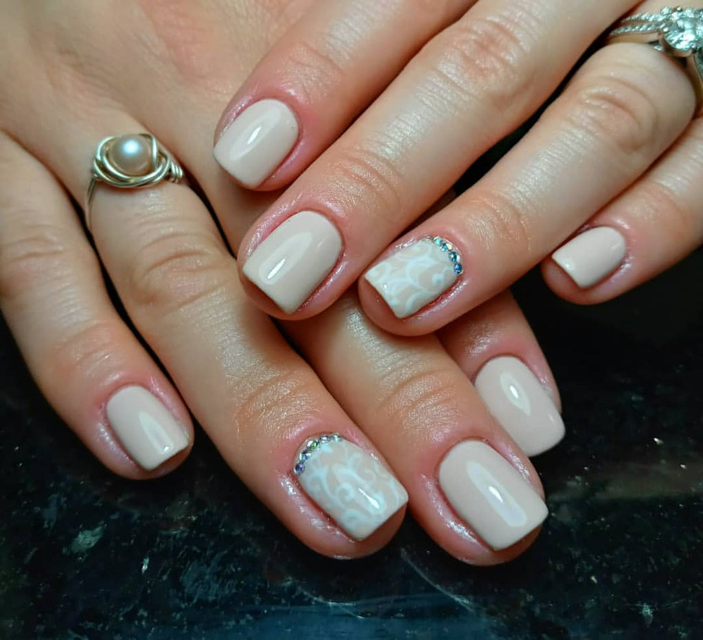 Minimal nail art for bride 