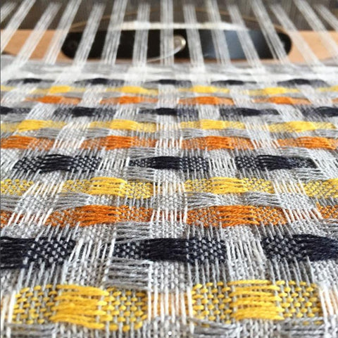 Love this shot of Daisy van Groningen's deflected double weave ~ @daisy_van_groningen