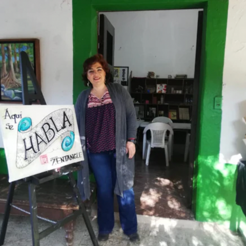  Verónica Vázquez standing in front of sign welcoming people to her Zentangle classes