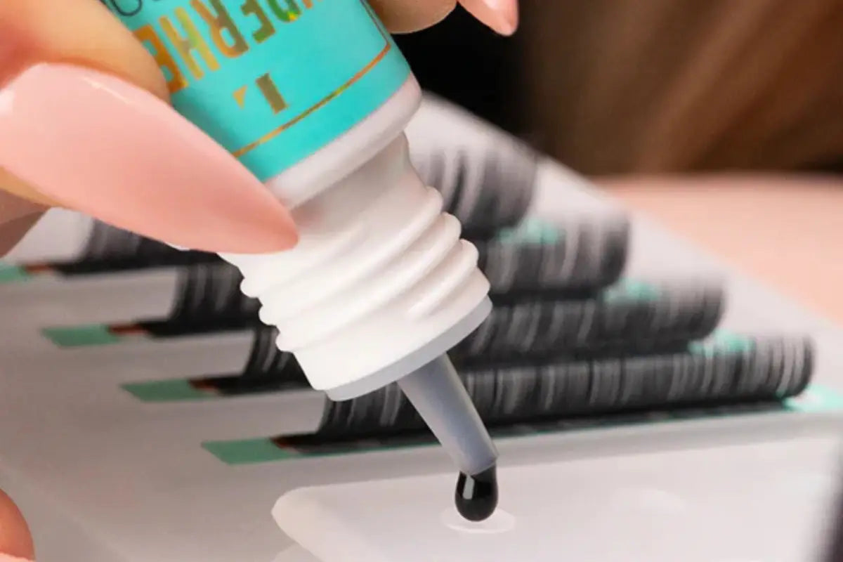 Applying lash glue on false lashes