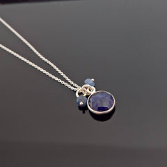 Marie Nicole Bijoux - Silver Sapphire necklace on a black background