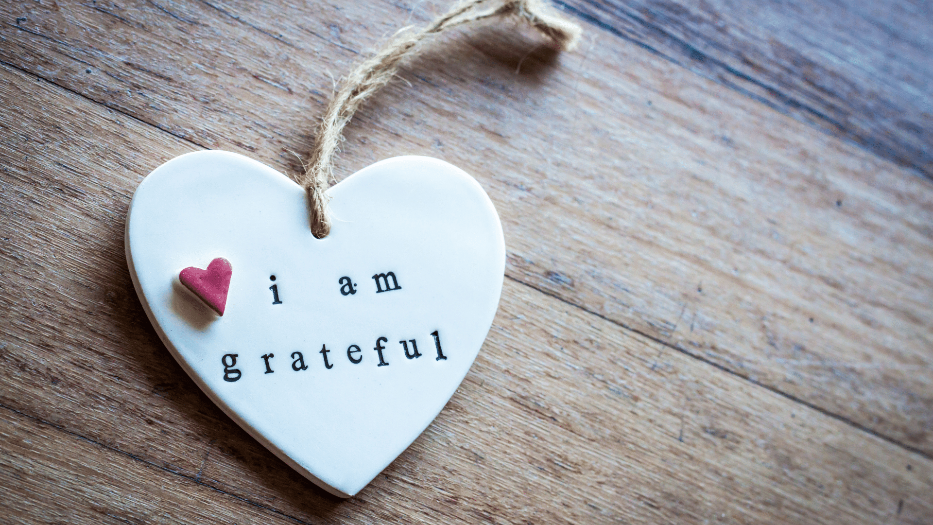 I am grateful heart on wooden table