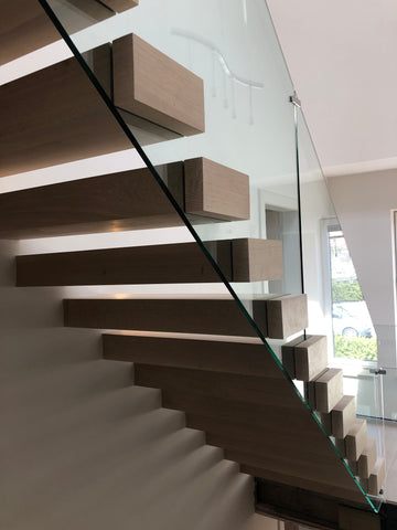 Internal glass balustrade for stairs
