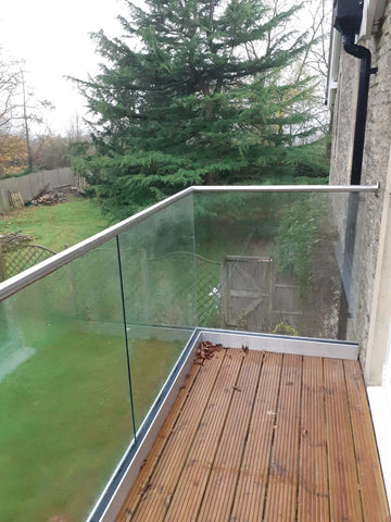 Decking balustrade made with glass and handrail