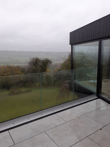 External glass balustrade for roof
